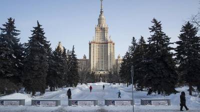 В снежных тисках: Москва борется с последствиями сильного снегопада