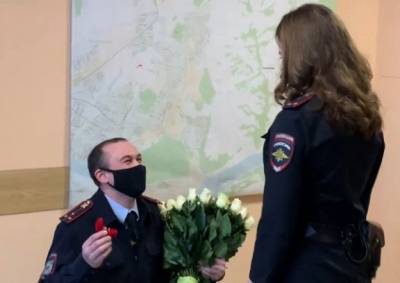 Кемеровский полицейский сделал предложение своей коллеге на утренней планёрке