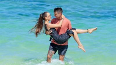 Ксения Мишина романтично поздравила Эллерта с днем влюбленных: увлекательное фото в океане