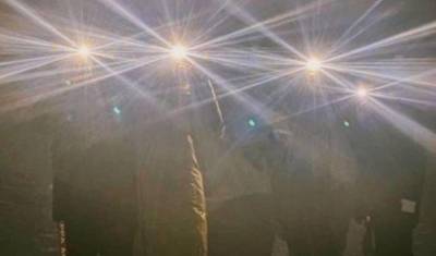 В российских городах начались протестные флешмобы с фонариками