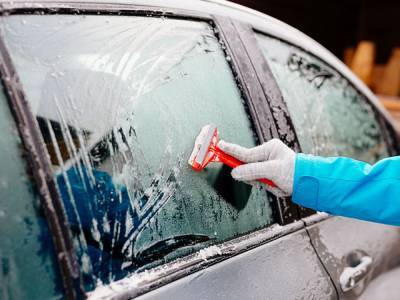 5 способов избавиться льда на замерзшем автомобильном стекле