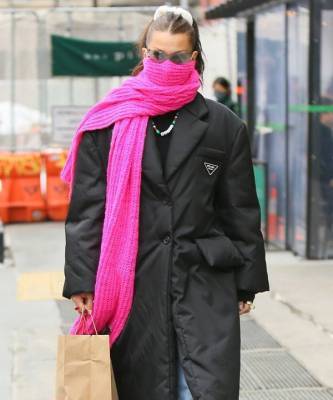 Яркий шарф + самый модный пуховик-жакет: Белла Хадид показывает, как провести последние холодные дни стильно
