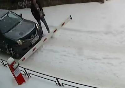 В Рязани неадекватный таксист сломал шлагбаум во дворе