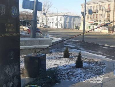 На Луганщине вандалы повредили памятник Героям-добровольцам: фотодоказательство