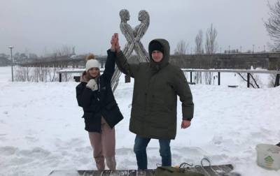 Украинские влюбленные сковали себя цепью на три месяца
