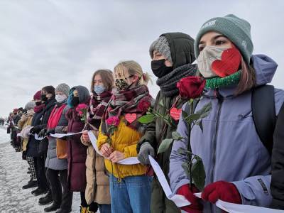 Как в Петербурге прошла цепь солидарности с политзаключенными. Репортаж Znak.com