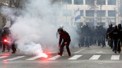 Недовольных "намордниками" разогнали газом в центре Афин