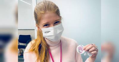 Дочь Билла Гейтса сделала прививку от коронавируса и пошутила про «чипирование» людей