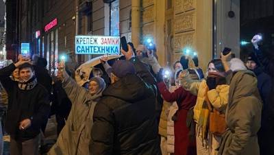 Акция с фонариками прошла в разных частях Петербурга