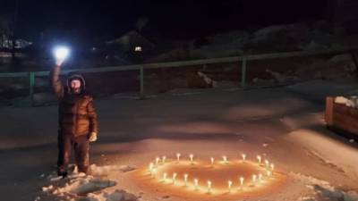 В РФ сторонники оппозиции выходят на улицы со свечами и фонариками