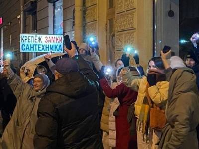 В Петербурге участники флешмоба «Любовь сильнее страха» зажгли фонарики