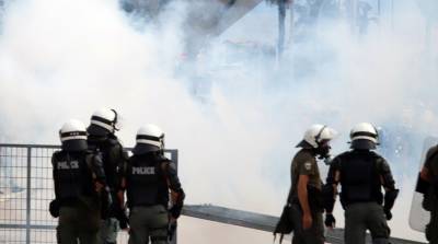 Полиция Греции использовала слезоточивый газ в отношении митингующих против карантина