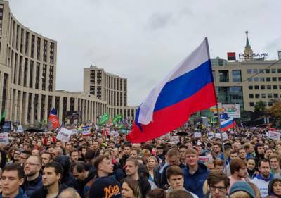 В Москве на несогласованной акции появились мужчины в касках НАТО