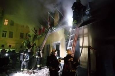 Около 40 человек эвакуировали из-за крупного пожара в центре Москвы