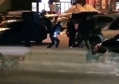 На парковке рязанского ТРЦ «Премьер» охранники избили мужчину