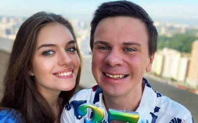 Комаров из "Мир наизнанку" покорил романтикой с молоденькой женой-моделью: "Судьба уже давно всё решила"