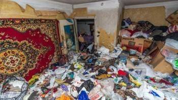 Сокольчане взывают о помощи: странная соседка превратила комнату в свалку (ВИДЕО)