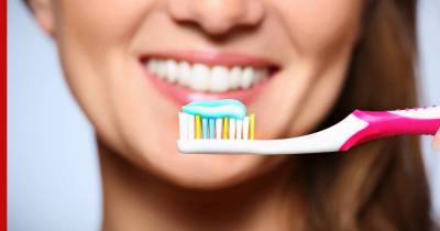 Стоматолог назвал пять частых ошибок при чистке зубов