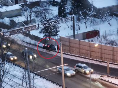 На Рябовском шоссе иномарка повисла на отбойнике
