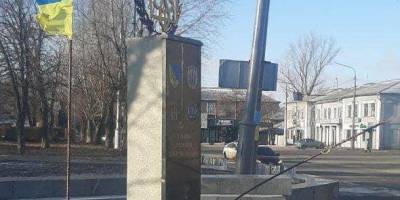 В Луганской области полиция задержала подростков за повреждение памятника добровольцам