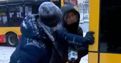 В Варшаве белорус стал знаменитостью: мужчина просто помог толкать автобус, видео - ТЕЛЕГРАФ
