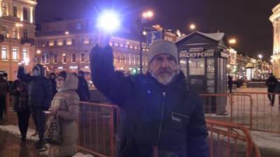 Незаконная акция с фонариками соратников Навального провалилась в Петербурге.