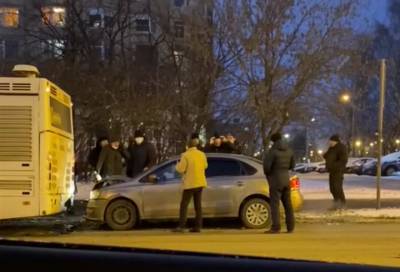 В Петербурге водителю, врезавшемуся в автобус, не дали скрыться с места аварии разъярённые пассажиры