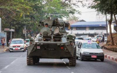 Протесты в Мьянме: в крупнейший город страны вошли танки