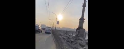 Новосибирские дорожники оставили отвал из грязного снега на обочине моста