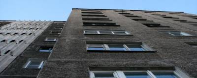 Мужчина с пятилетней дочерью выпал из окна многоэтажки в Москве