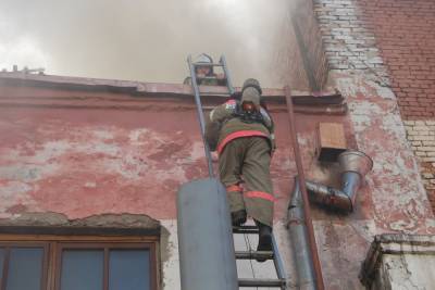Пожарные потушили горевшее двухэтажное кафе в Чите