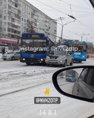 В Кузбассе последствия ДТП с автобусом, троллейбусом и автомобилем сняли на видео