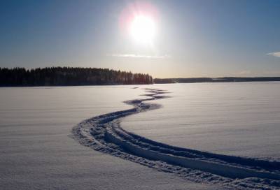 Мужчина погиб, провалившись под лёд на снегоходе в Ленобласти