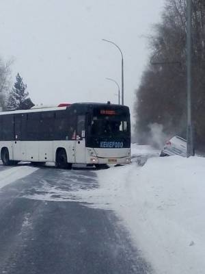 Очевидцы опубликовали фото ДТП с автобусом под Кемеровом