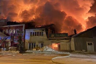 В Таежном сгорели магазин и кафе: ранее в поселке бушевал пожар возле лесопилки
