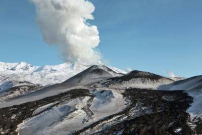 Проснулся вулкан Пик Сарычева на Средних Курилах