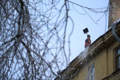 Более пяти тысяч крыш очистили от снега в феврале в Петербурге