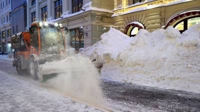Рухнувшие крыши и перебои с транспортом: Последствия мощного снегопада в Москве