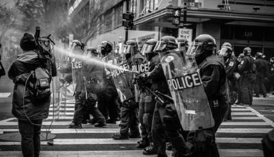 Греческая полиция применила слезоточивый газ на акции против введения локдауна