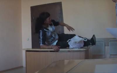 Кемеровчанка устроила дебош в отделе полиции, инцидент сняли на видео