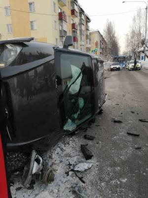 Очевидцы опубликовали фото жёсткого ДТП на перекрёстке в Кузбассе