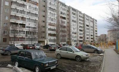 В Тюмени из окна многоэтажного дома на Федюнинского выпала женщина