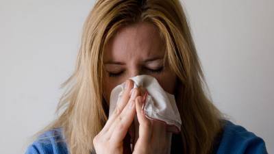 Зажатые нос и рот перед чиханием могут вызвать осложнения при болезни