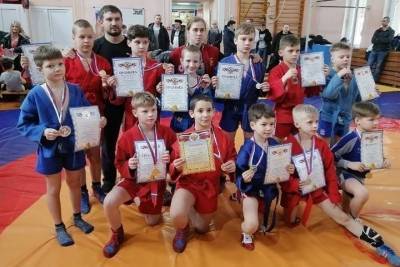 Более десяти медалей завоевали самбисты из Серпухова
