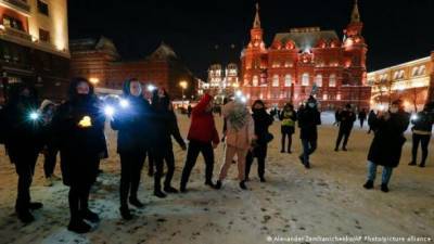 В России задержали 17 человек, которые светили фонариками в поддержку Навального