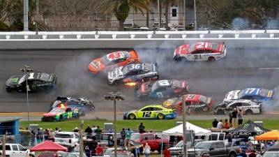 Массовая авария с 16 автомобилями в гонке NASCAR попала на видео