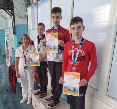 Юные астраханские пловцы завоевали комплект наград на окружных соревнованиях