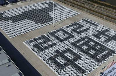 Компания Geely создала из 750 автомобилей гигантскую мозаику