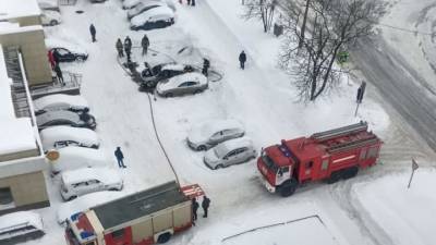 Водители снегом потушили загоревшийся в Подмосковье автомобиль