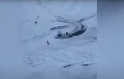 Видео: мужчина погиб, провалившись под лед на снегоходе у Черемухино